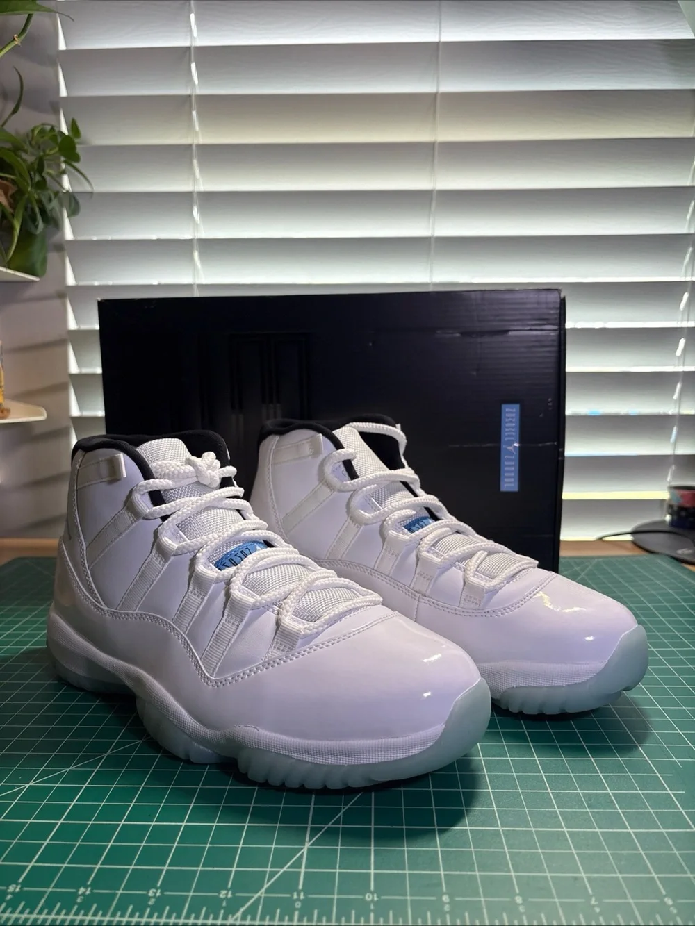 Air Jordan 11 Retro Men’s Size 8 Blue Columbia White Rare Never Worn